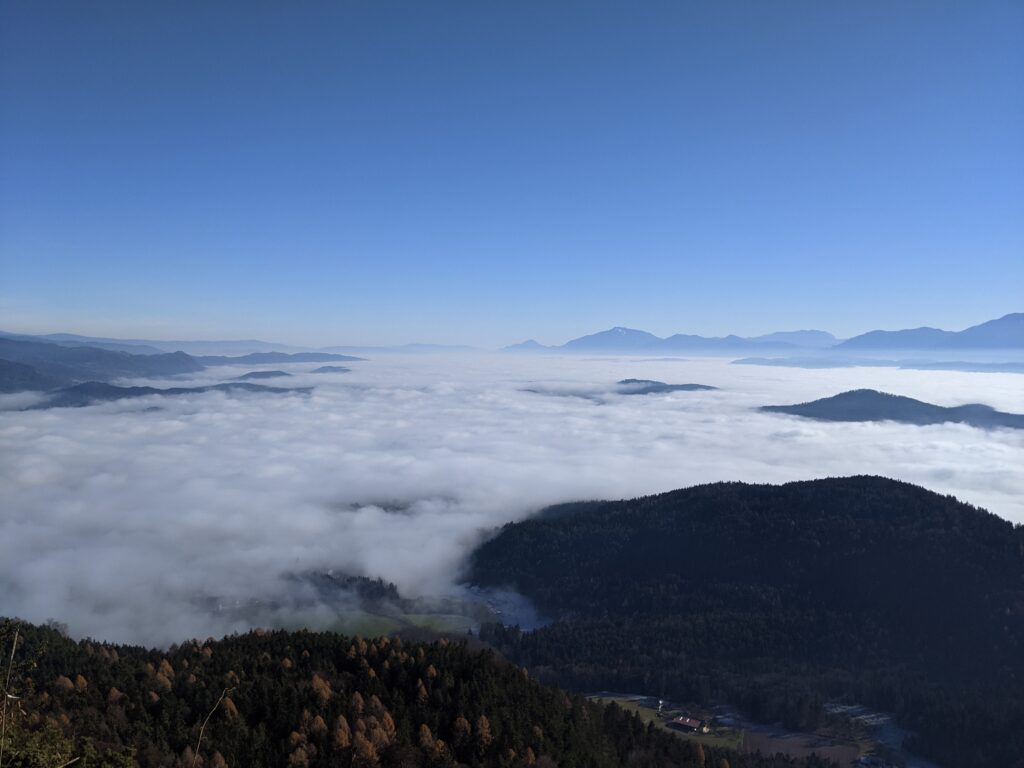 Blick vom Ulrichsberg ins nebelige Tal